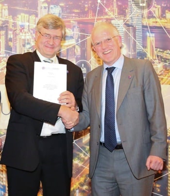 Richard Petrie presents Wolfgang Hass with Siemens' membership certificate